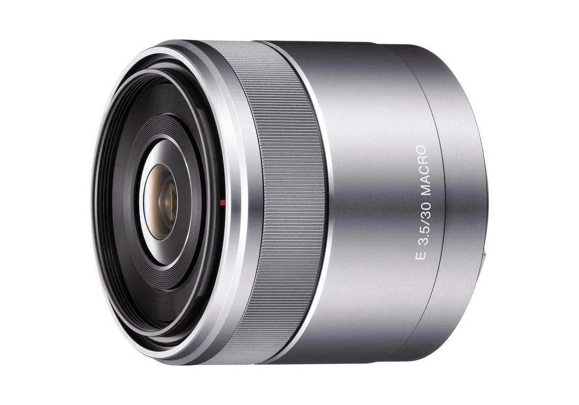 Sony SEL30M35 – 30mm F3.5 Makro-Festbrennweite (APS-C, E-Mount, kompakt & detailstark, ideal für Nahaufnahmen, kompatibel mit Sony ZV-E10, A6400 & A6700, silber)