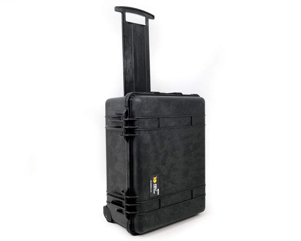 PELI 1560 Langer Schutzkoffer mit Rollen, IP67 Wasser- und Staubdicht, 44L Volumen, Ohne Schaum, Schwarz