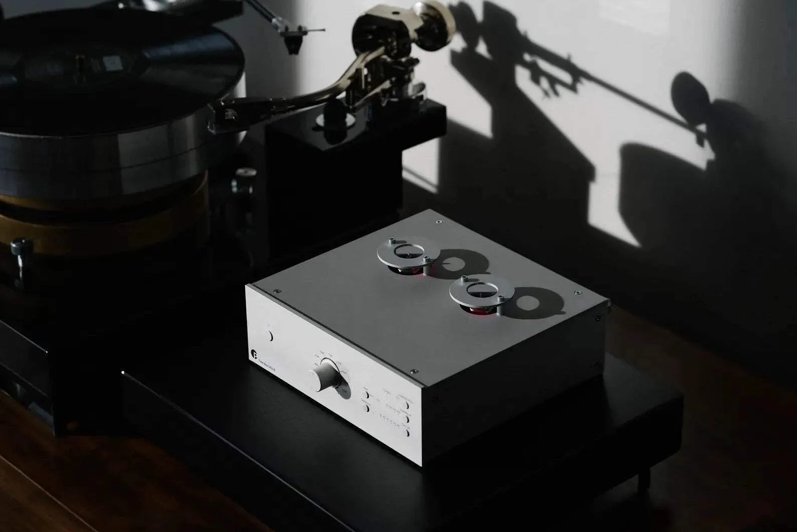 Pro-Ject Tube Box DS3 B Dual-Mono True Balanced Röhren-Phono-Vorverstärker (Silber)