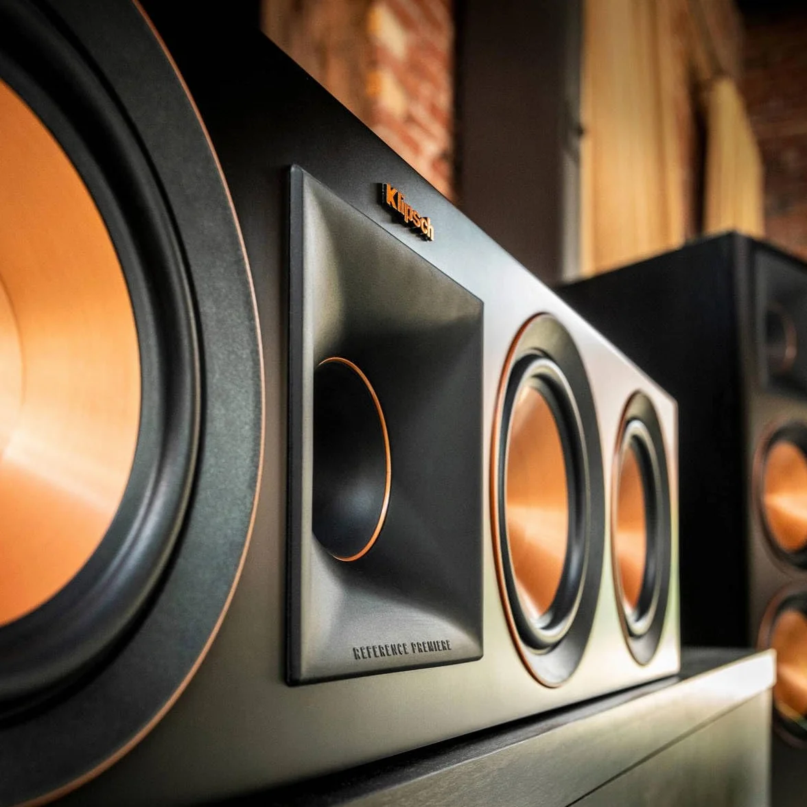 Klipsch Reference Premiere RP-404C II Mittelkanal-Lautsprecher mit Flacher Tiefe, versiegeltes Design und 10,2 cm Keramik-Tieftöner für kristallklaren Heimkino-Dialog in Ebenholz