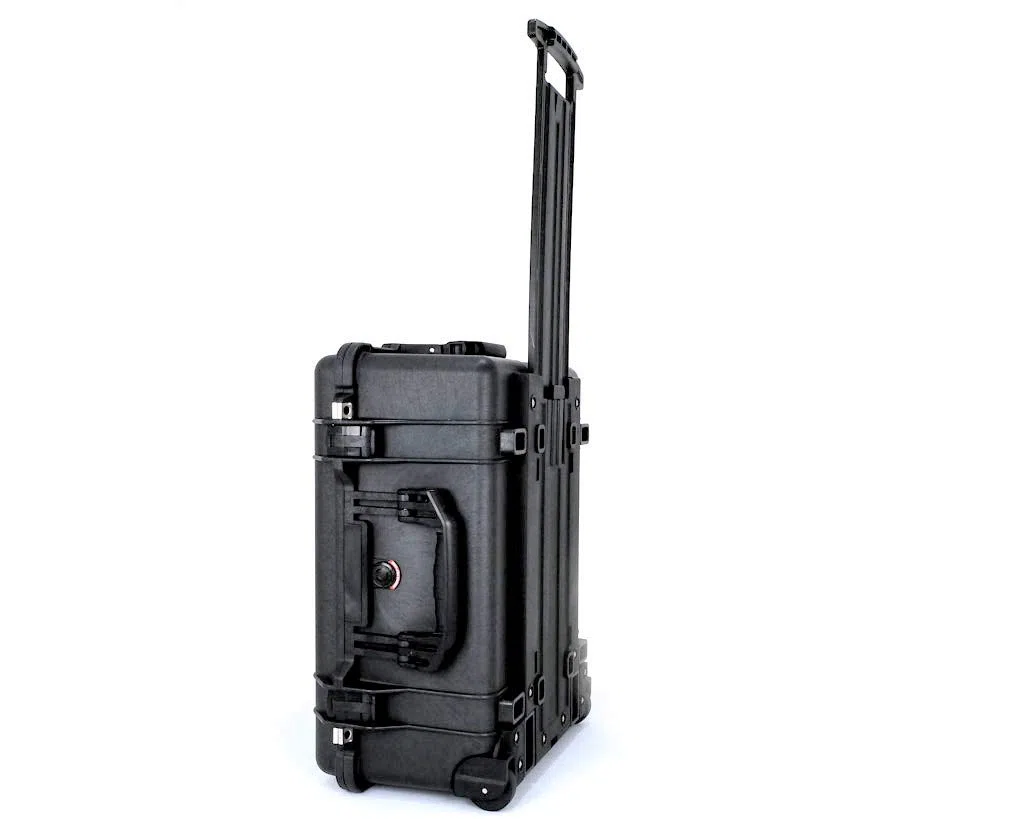 PELI 1560 Langer Schutzkoffer mit Rollen, IP67 Wasser- und Staubdicht, 44L Volumen, Ohne Schaum, Schwarz