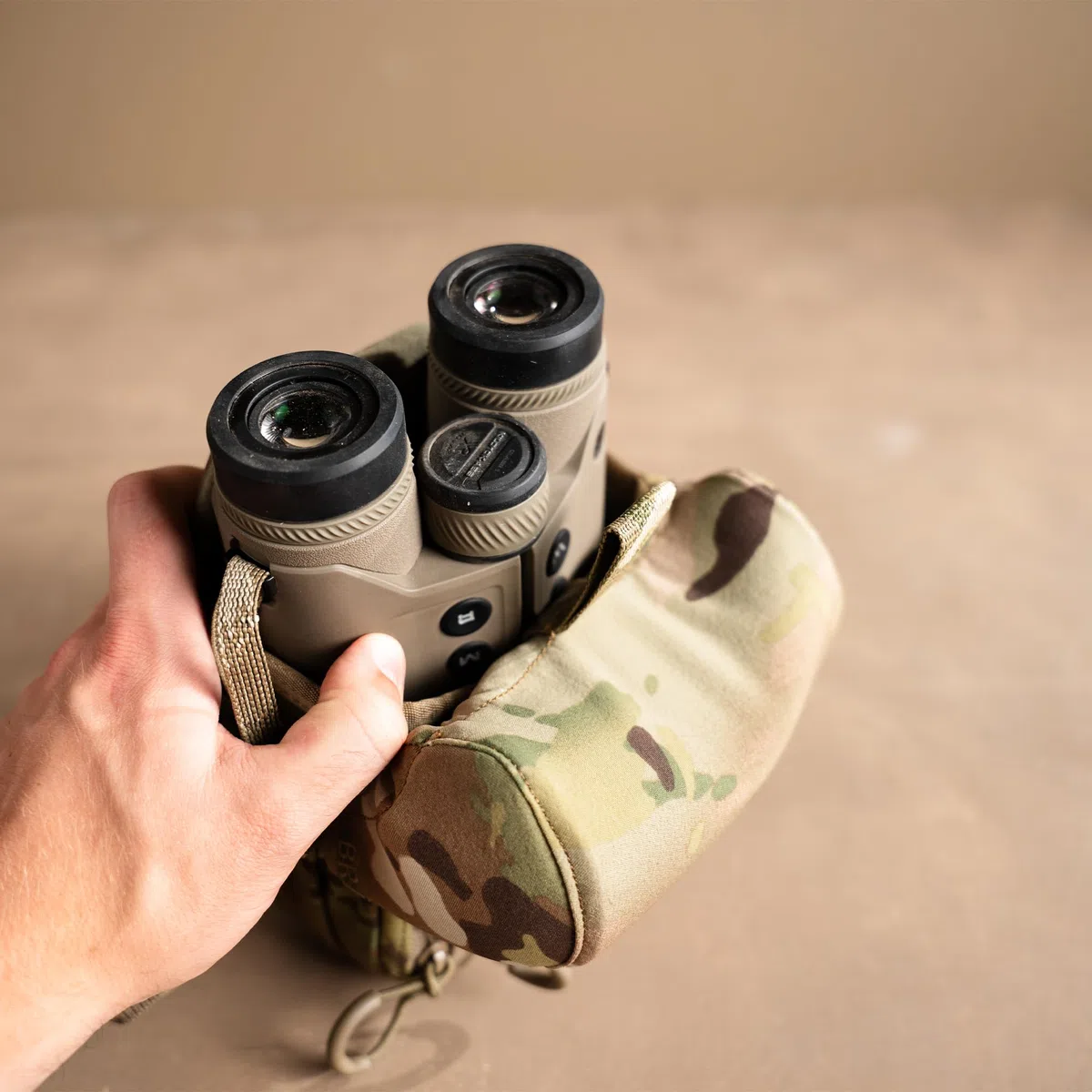 Eberlestock Bravo Modular Bino Pack – Magnetisches Fernglasgeschirr für die Jagd mit leisem Stoßschnurverschluss – MOLLE-kompatibel – atmungsaktive Air-Mesh-Gurte – Militärgrün, Größe L