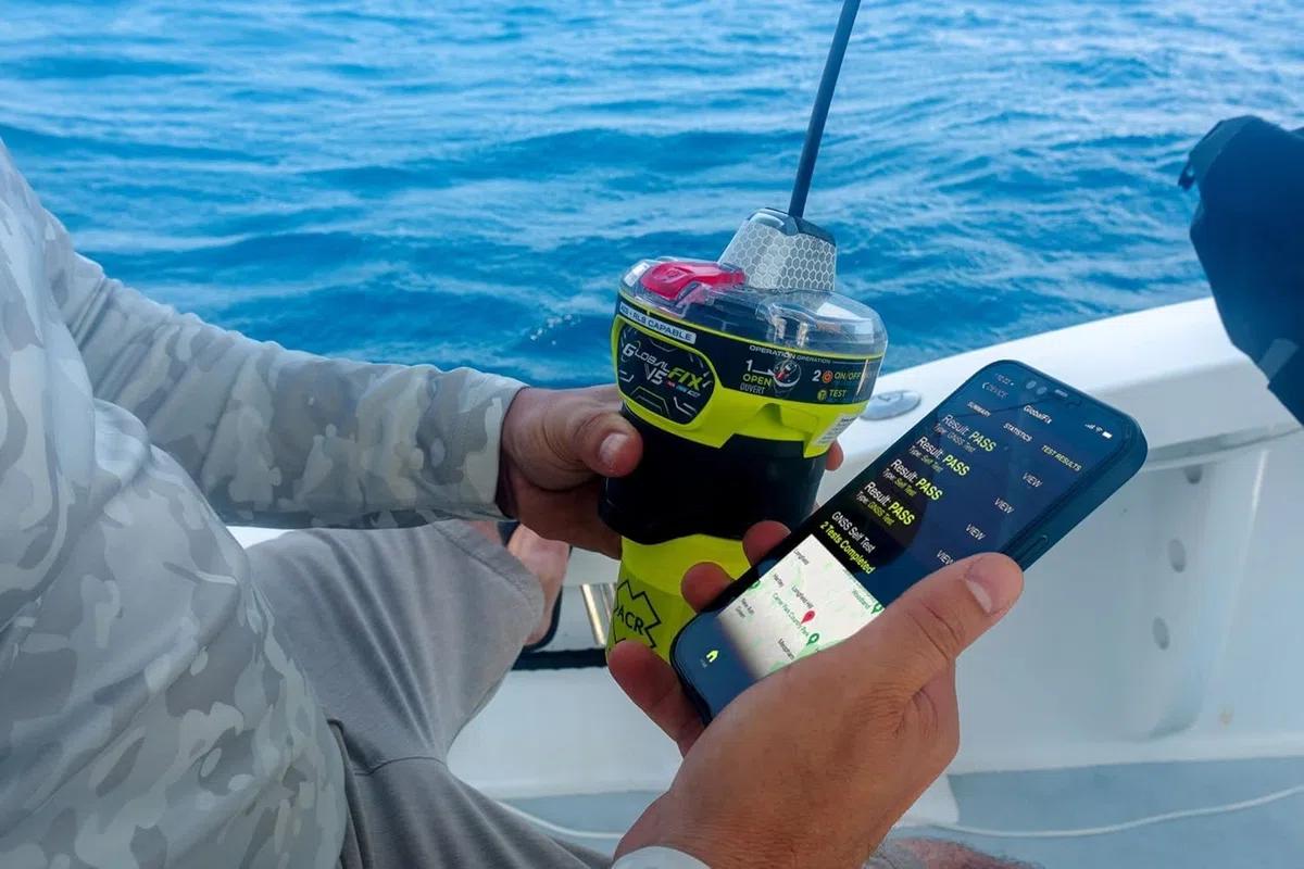 ACR GlobalFix V5 EPIRB AIS – 406 MHz SOS GPS + AIS-Mob-Alarm, RLS, Mobile App, Cat-2-Halterung mit manueller Auslösung (2852), 121,5 MHz Signal, ohne ABO, Maritime Notfunkbake UK