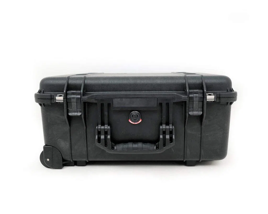 PELI 1560 Langer Schutzkoffer mit Rollen, IP67 Wasser- und Staubdicht, 44L Volumen, Ohne Schaum, Schwarz