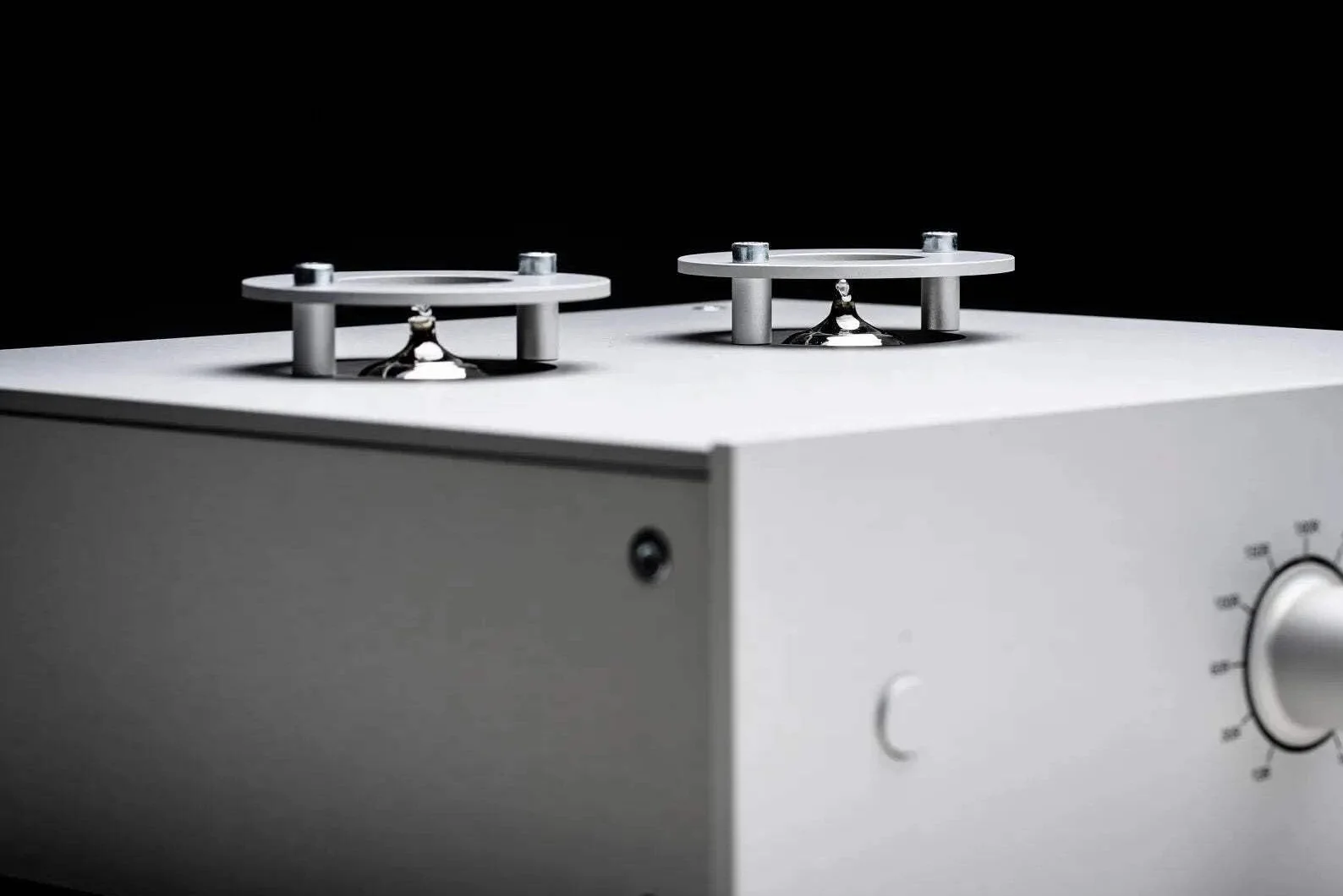 Pro-Ject Tube Box DS3 B Dual-Mono True Balanced Röhren-Phono-Vorverstärker (Silber)