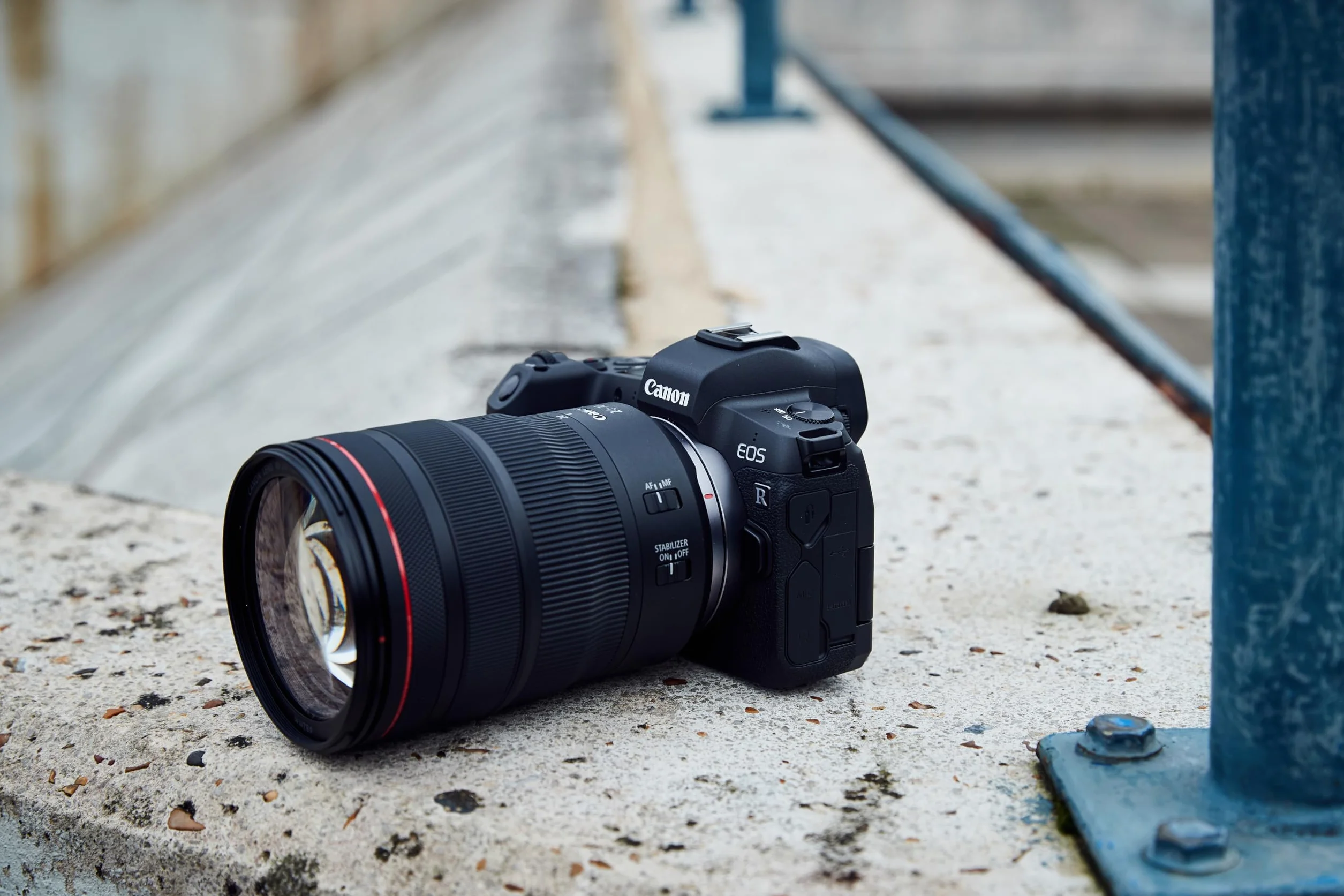 Canon Objektiv RF 24-105mm F4L is USM Lens Zoomobjektiv Teleobjektiv passend für Kameras der EOS R-Serie (77mm Filtergewinde, Bildstabilisator, Nano USM Motor, Witterungsschutz), schwarz