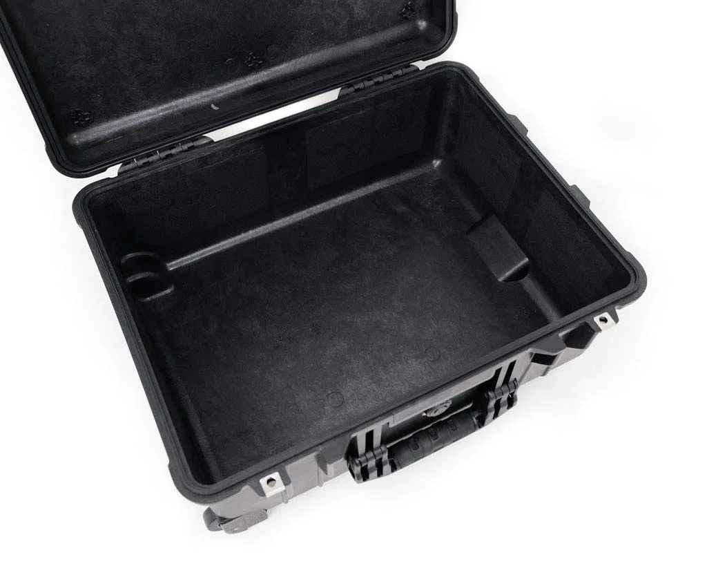 PELI 1560 Langer Schutzkoffer mit Rollen, IP67 Wasser- und Staubdicht, 44L Volumen, Ohne Schaum, Schwarz
