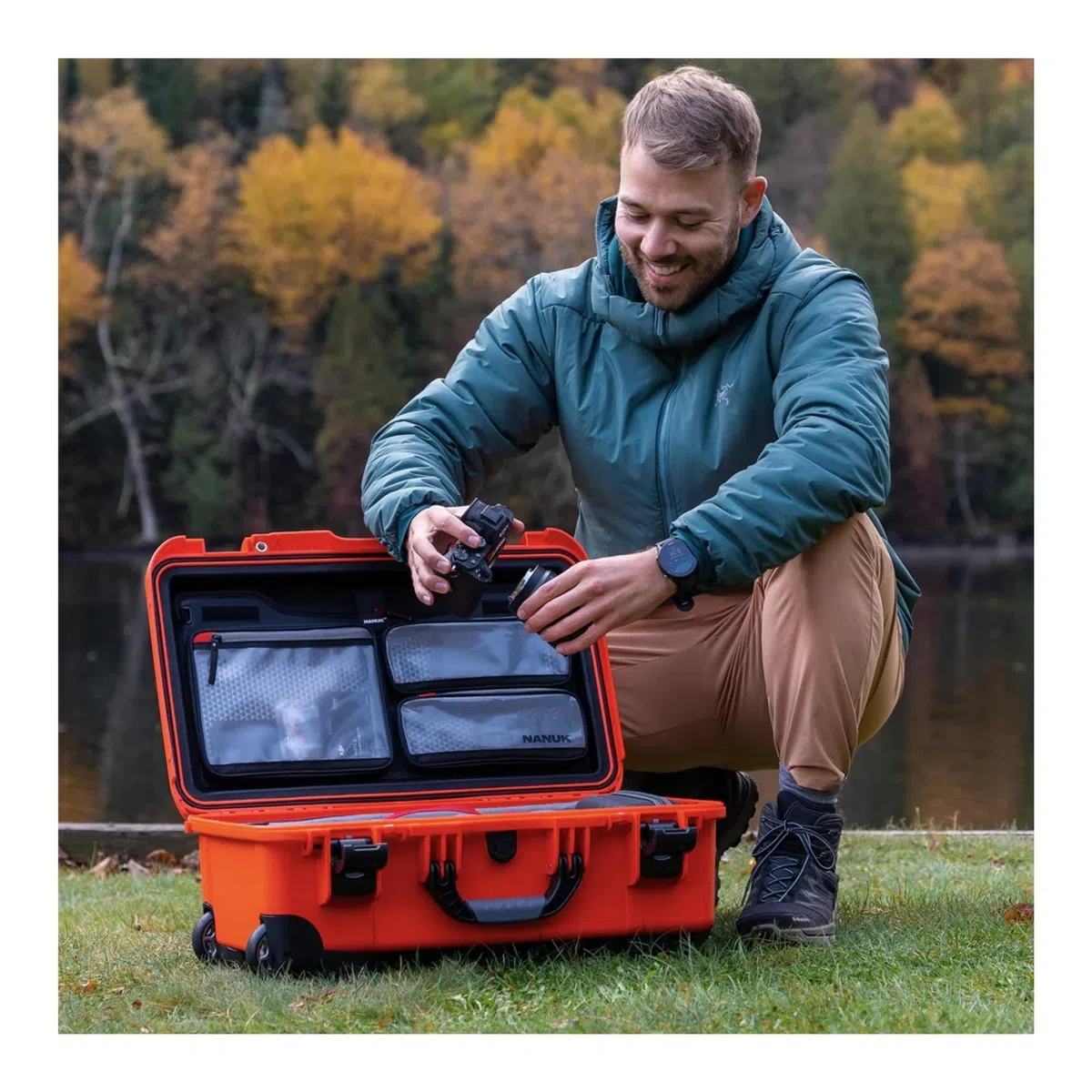 NANUK 935 Pro Photo Kit – Wasserdichter Hartschalenkoffer für Kameras, mit gepolsterten Trennwänden und Rollen, 56 x 36 x 23 cm – Staubdicht und stoßfest, Handgepäck (Rot)