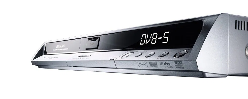 Panasonic DMR EX 80 S EG S DVD-und Festplattenrekorder (Upscaling 1080i, DivX-zertifiziert, SD Slot, HDMI) mit integriertem DVB-S Tuner (CI-Slot) 160 GB silber