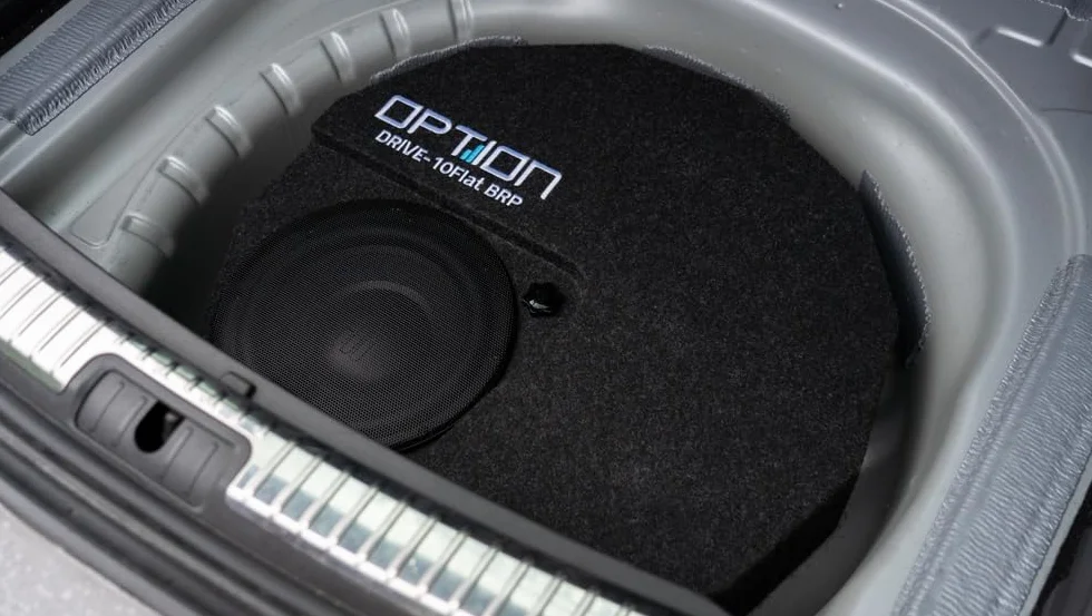 Option Reserverad Subwoofer kompatibel mit Fahrzeuge mit Beats-Soundsystem ab Werk - Passiver Reserverad-Subwoofer DRIVE10BRP-FLAT-D2 - Plug & Play