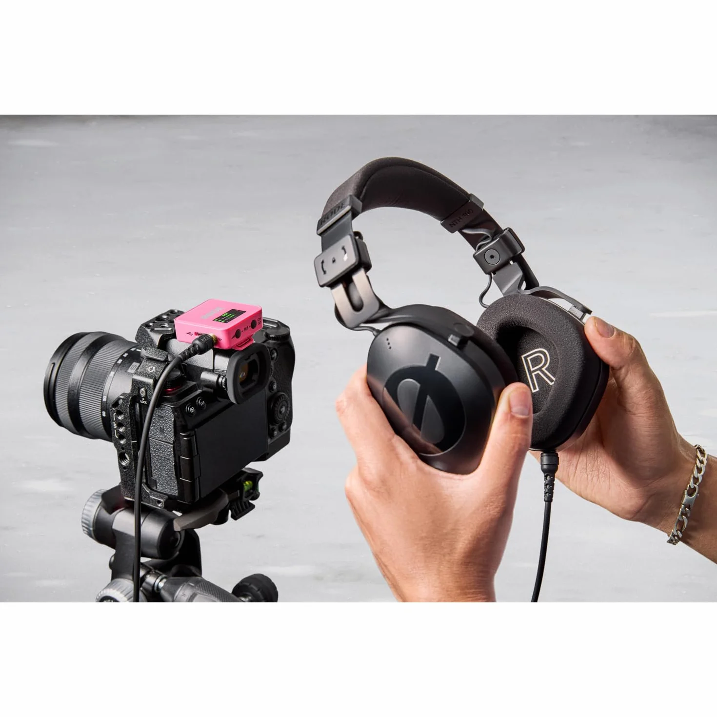 Rode Wireless GO Gen 3 Drahtloses 2-Kanal Mikrofon-Funksystem Pink mit Interview GO Handadapter Pink und keepdrum Fell-Windschutz